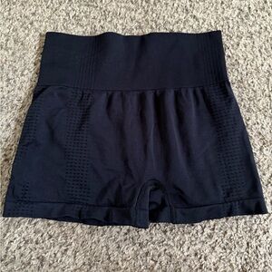 medium black seamless shorts